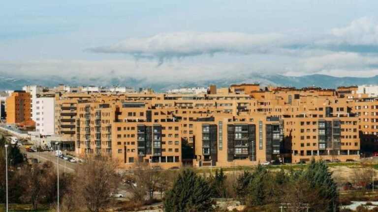 La compraventa de viviendas cae en febrero un 7,7% interanual, mientras los precios siguen al alza