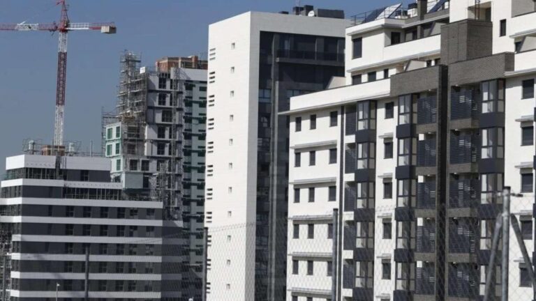 La compraventa de viviendas cae en mayo un 7,3% interanual y encadena cinco meses a la baja