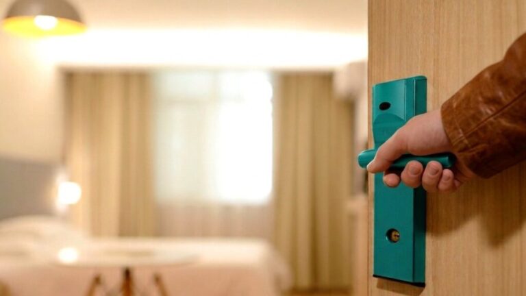 ¿Qué famosos han cambiado su casa por un hotel?